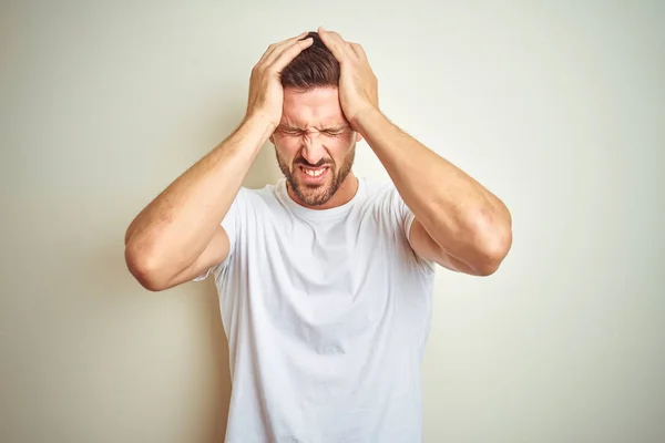 Hombre Guapo Joven Que Usa Una Camiseta Blanca Casual Sobre — Foto de Stock