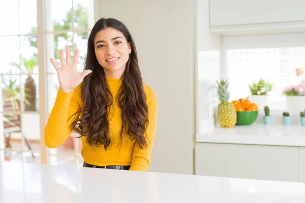 Jonge Mooie Vrouw Thuis Witte Tafel Tonen Wijzend Met Vingers — Stockfoto