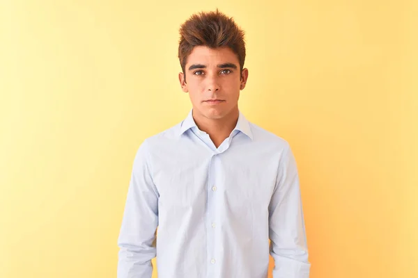 Joven Hombre Negocios Guapo Con Camisa Elegante Sobre Fondo Amarillo — Foto de Stock