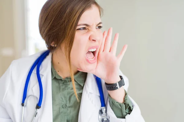 Hermosa Mujer Doctora Joven Con Abrigo Médico Estetoscopio Gritando Gritando —  Fotos de Stock