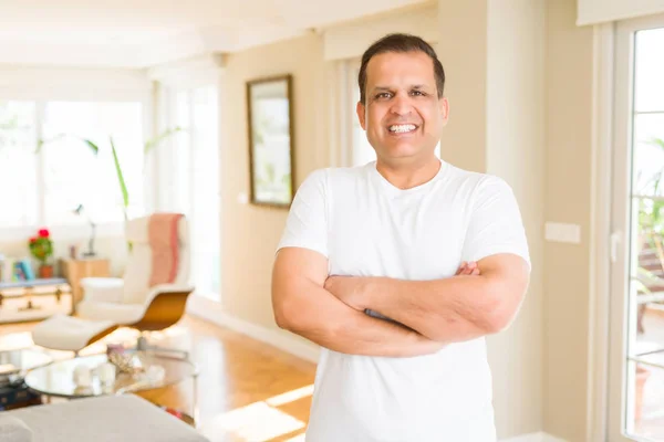 Hombre Mediana Edad Sonriendo Confiado Cámara Casa — Foto de Stock