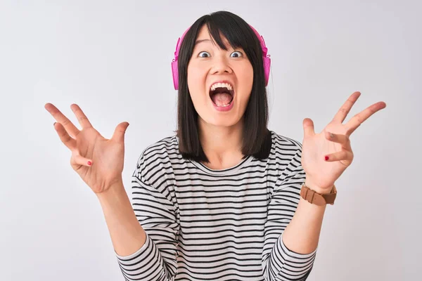 Chinesische Frau Die Musik Mit Rosa Kopfhörern Über Isoliertem Weißem — Stockfoto