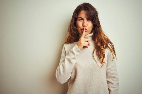 Jovem Mulher Bonita Vestindo Camisola Inverno Sobre Fundo Isolado Branco — Fotografia de Stock