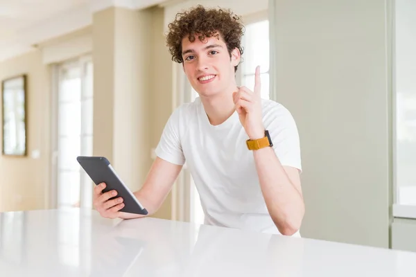 Jeune Homme Utilisant Tablette Tactile Surpris Avec Une Idée Une — Photo
