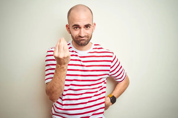 Junger Glatzköpfiger Mann Mit Bart Trägt Lässig Gestreiftes Rotes Shirt — Stockfoto