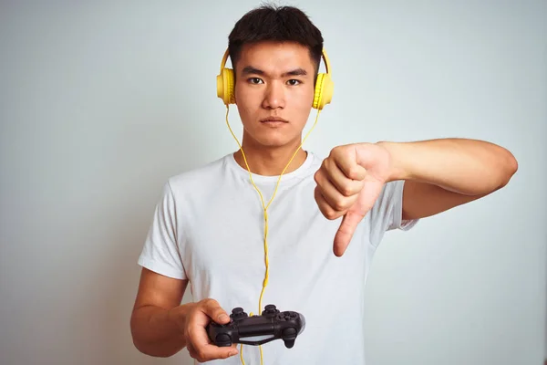 손가락으로 싫어하는 보여주는 부정적인 개념으로 서있는 비디오 게임을하는 아시아 게이머 — 스톡 사진