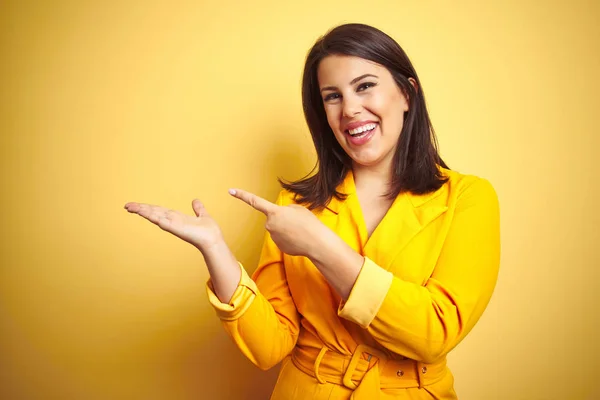 Jovem Bela Mulher Morena Vestindo Vestido Elegante Sobre Amarelo Isolado — Fotografia de Stock