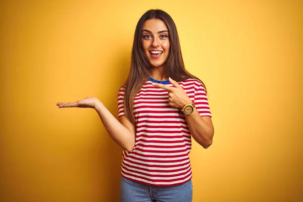 Jovem Mulher Bonita Vestindo Camiseta Listrada Sobre Fundo Amarelo Isolado — Fotografia de Stock