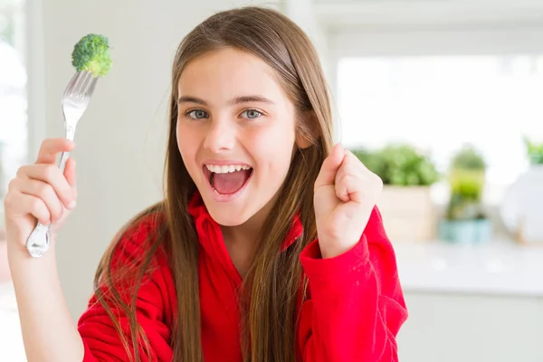 新鮮なブロッコリーを食べる美しい若い女の子は誇りに叫び 勝利と成功を祝う非常に興奮し 感情を応援 — ストック写真