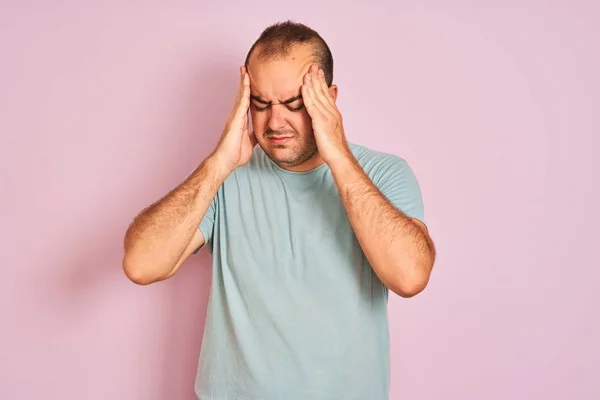 Hombre Joven Con Camiseta Casual Azul Pie Sobre Fondo Rosa — Foto de Stock