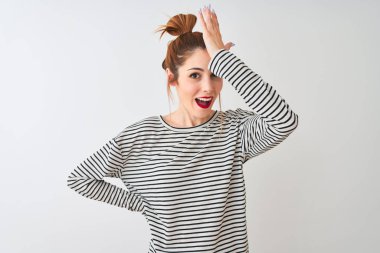 İzole beyaz arka plan üzerinde duran lacivert çizgili t-shirt giyen Kızıl saçlı kadın hata için kafasına el ile şaşırttı, hata hatırlıyorum. Unuttum, kötü bellek kavramı.