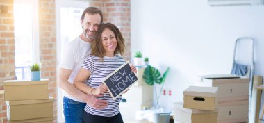 Orta yaş Senior çift yeni bir eve hareket, mutlu gülümseyen