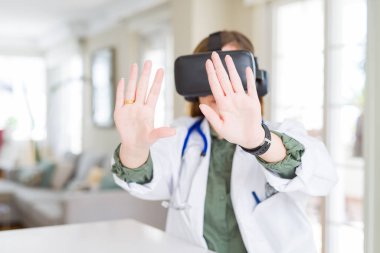 Doktor kadının cerrahi simülasyon sanal gerçeklik glas kullanarak yapması