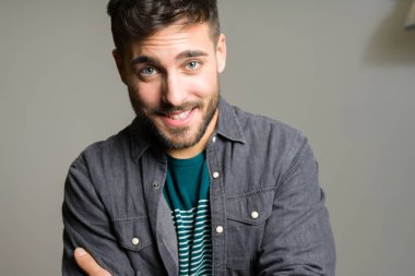 Yakışıklı delikanlı possing ve modelleme gri izole backg üzerinde