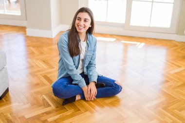 Güzel genç esmer kadın gülümseyen neşeli görünümlü