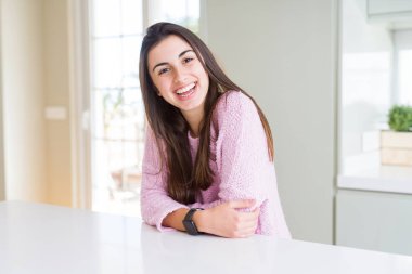 Güzel genç esmer kadın gülümseyen neşeli görünümlü