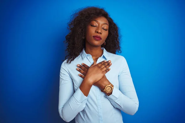 African American Zakenvrouw Dragen Shirt Staande Geïsoleerde Blauwe Achtergrond Glimlachend — Stockfoto