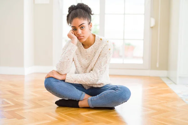 Красивая Молодая Африканская Американка Афроволосами Сидящая Полу Думающая Усталая Скучающая — стоковое фото
