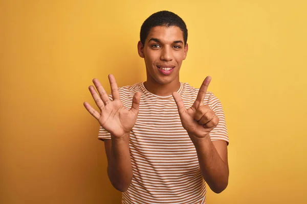 Junger Gutaussehender Arabischer Mann Gestreiftem Shirt Der Vor Isoliertem Gelben — Stockfoto