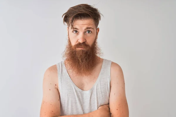 Jovem Irlandês Ruivo Vestindo Camiseta Sobre Fundo Cinza Isolado Cético — Fotografia de Stock