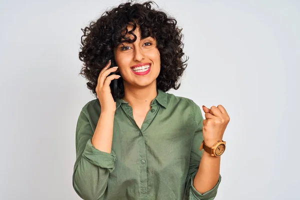 Mladá Arabská Žena Kudrnatými Vlasy Které Mluví Smartphone Přes Izolované — Stock fotografie