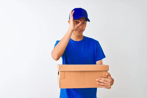 Chinesisch Deliveryman Trägt Mütze Halten Box Steht Über Isolierten Weißen — Stockfoto