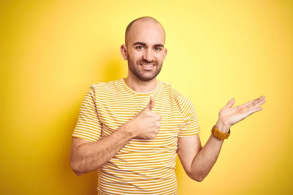 Giovane Uomo Calvo Con Barba Indossa Casual Shirt Righe Sfondo — Foto Stock