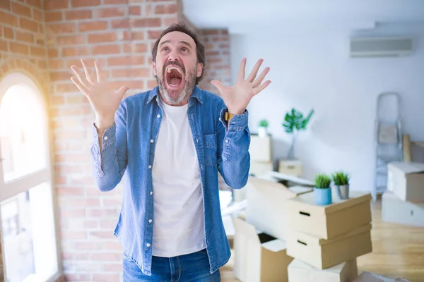 Medelålders Senior Man Flyttar Till Ett Nytt Hus Förpackning Kartong — Stockfoto