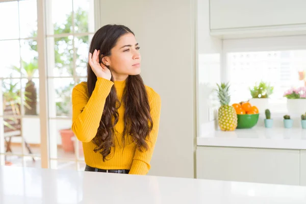 Junge Schöne Frau Hause Auf Weißem Tisch Lächelnd Mit Der — Stockfoto