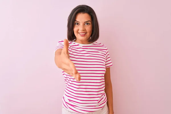 Ung Vacker Kvinna Klädd Randig Shirt Stående Över Isolerade Rosa — Stockfoto