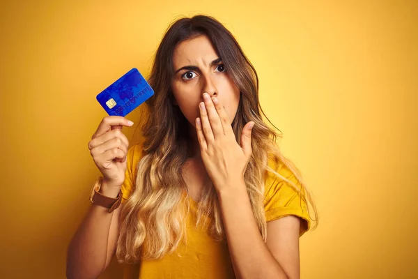 Młoda Piękna Kobieta Trzyma Kartę Kredytową Żółtym Białym Tle Pokrycie — Zdjęcie stockowe