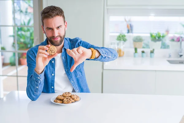 Όμορφος Άνθρωπος Τρώει Μπισκότα Τσιπ Σοκολάτας Θυμωμένο Πρόσωπο Αρνητικό Σημάδι — Φωτογραφία Αρχείου