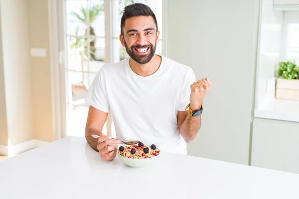 Όμορφος Ισπανικός Άνθρωπος Που Τρώει Υγιεινό Πρωινό Πρωί Στο Σπίτι — Φωτογραφία Αρχείου