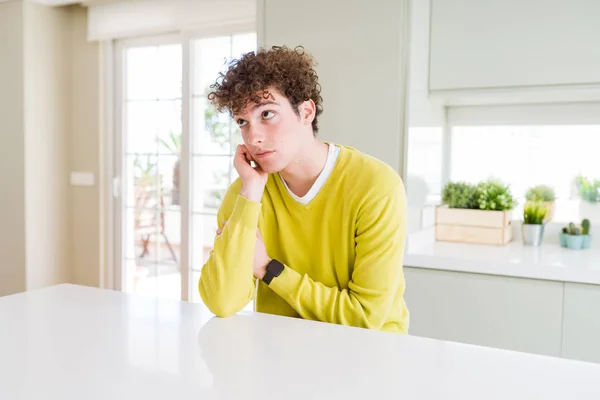 Joven Hombre Guapo Con Suéter Amarillo Casa Pensando Que Cansado — Foto de Stock