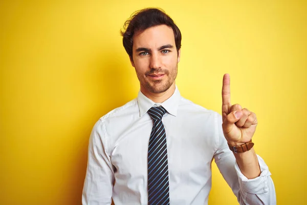 Jovem Empresário Bonito Vestindo Camisa Elegante Gravata Sobre Fundo Amarelo — Fotografia de Stock