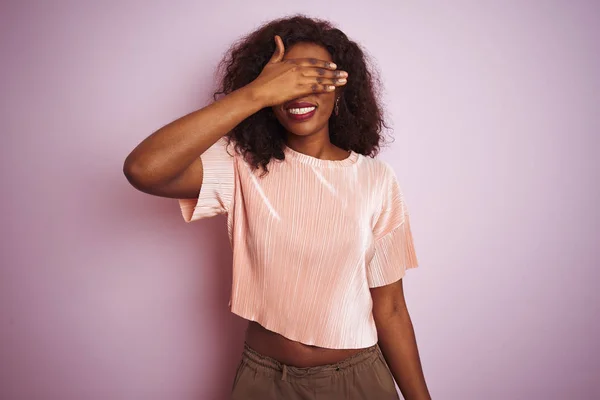 Jonge Afro Amerikaanse Vrouw Dragen Shirt Staande Geïsoleerde Roze Achtergrond — Stockfoto