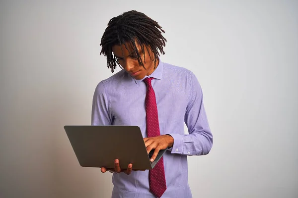 Afro Amerikaanse Zakenman Met Dreadlocks Met Behulp Van Laptop Geïsoleerde — Stockfoto