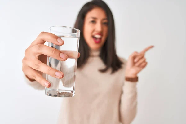 Junge Schöne Chinesin Mit Einem Glas Wasser Vor Isoliertem Weißen — Stockfoto