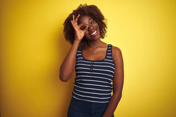 Unga Afrikanska Afro Kvinna Klädd Randig Shirt Över Isolerad Gul — Stockfoto