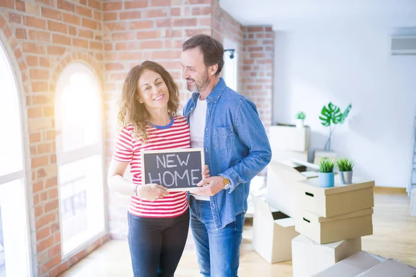 Casal sênior de meia-idade se mudando para uma nova casa, sorrindo feliz em — Fotografia de Stock