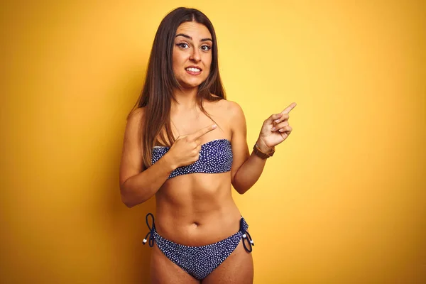 Tatilde Bikini Giyen Genç Güzel Kadın Izole Sarı Arka Plan — Stok fotoğraf