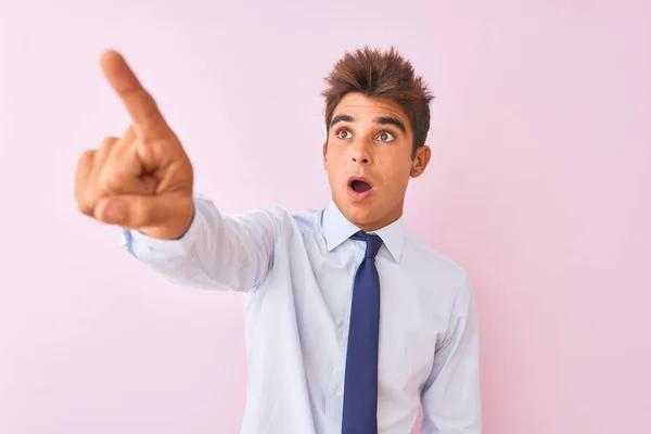 Joven Hombre Negocios Guapo Con Camisa Corbata Pie Sobre Fondo —  Fotos de Stock