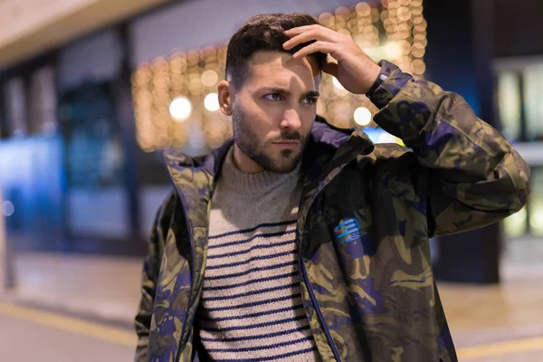 Young handsome man possing and smiling. Street style at night — Stock Photo, Image