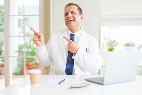Średnim Wieku Lekarz Człowiek Ubrany Biały Płaszcz Medyczny Pracy Laptopem — Zdjęcie stockowe