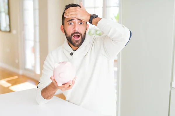 Vacker Spansktalande Man Innehar Spargris Stressad Med Hand Huvudet Chockad — Stockfoto