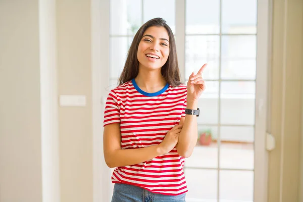 Jovem Mulher Bonita Vestindo Camiseta Casual Com Grande Sorriso Rosto — Fotografia de Stock