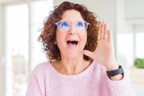 Mooie Senior Vrouw Dragen Roze Trui Glazen Schreeuwen Schreeuwen Luid — Stockfoto