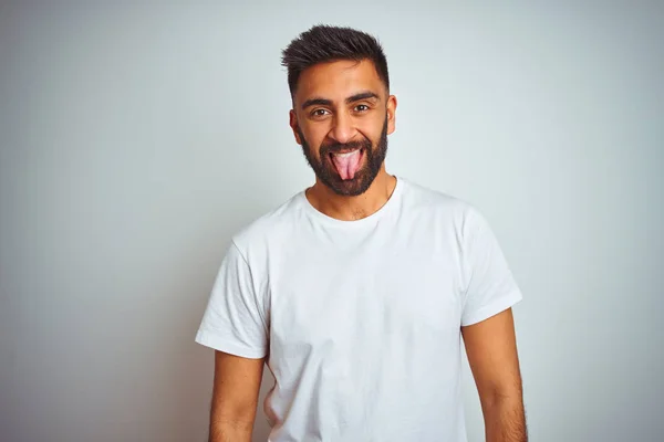 Ung Indisk Man Bär Shirt Stående Över Isolerad Vit Bakgrund — Stockfoto