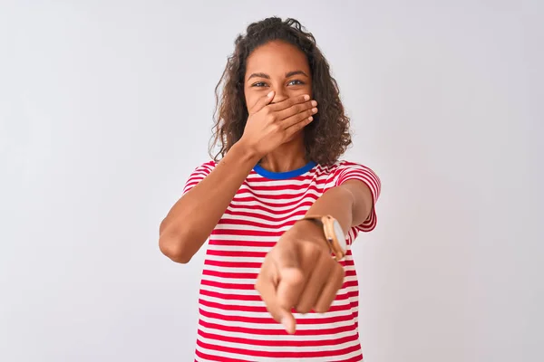 Mujer Brasileña Joven Con Camiseta Rayas Rojas Pie Sobre Fondo — Foto de Stock