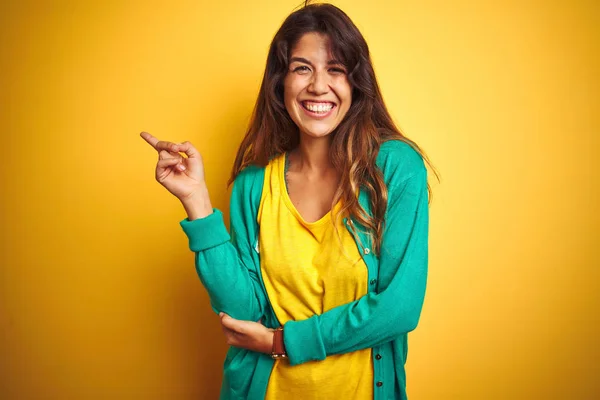 Junge Frau Shirt Und Grünem Pullover Steht Vor Gelbem Hintergrund — Stockfoto
